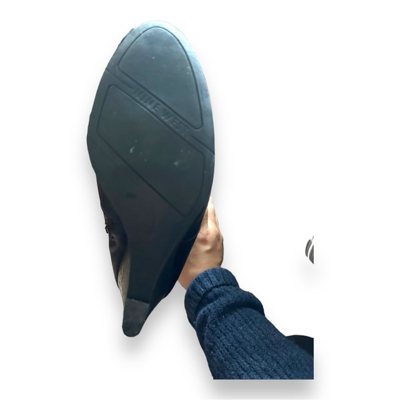 Black leather tall boots with zipper enclosure - Picture 5 of 6